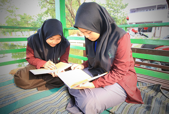 BISA DAPAT BOP: Santriwati pondok pesantren belajar bersama. Biaya pendidikan mereka dapat dianggarkan dari BOP. (ANJAR DWI P/RDR.LMG)