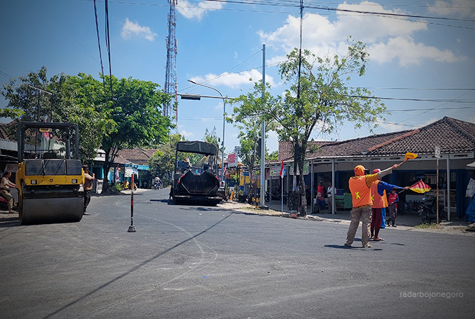 INFRASTRUKTUR: Pengerjaan jalan di Pertigaan Pasar Mulyorejo Kecamatan Cepu. (LUKMAN HAKIM/RDR.Blora)