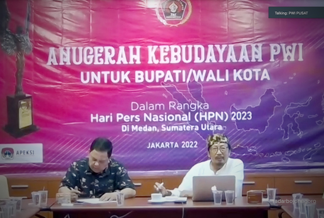 ANUGERAH KEBUDAYAAN : Sekjen PWI Pusat, Mirza Zulhadi (kiri) dan Panpel AK PWI Pusat, Yusuf Susilo Hartono sedang menjelaskan pelaksanaan AK-PWI Pusat 2023 secara webinar pada 19 Agustus 2022. (Istimewa For RDR.BJN)