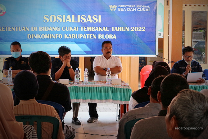 LITERASI CUKAI: Kepala Dinas Kominfo dan KPPBC Tipe Madya Kudus memberikan sosialisasi peredaran rokok ilegal di Balai Desa Ploso Kedirin. (LUKMAN HAKIM/RDR.BLORA)
