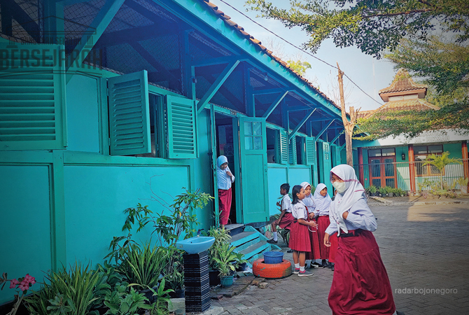 ADA SEJARAH: Anak-anak bermain di halaman SDN 1 Cepu, Blora. Sekolah ini memiliki karakteristik menempati bangunan era kolonialisme. (Lukmn Hakim/RDR.BLORA)