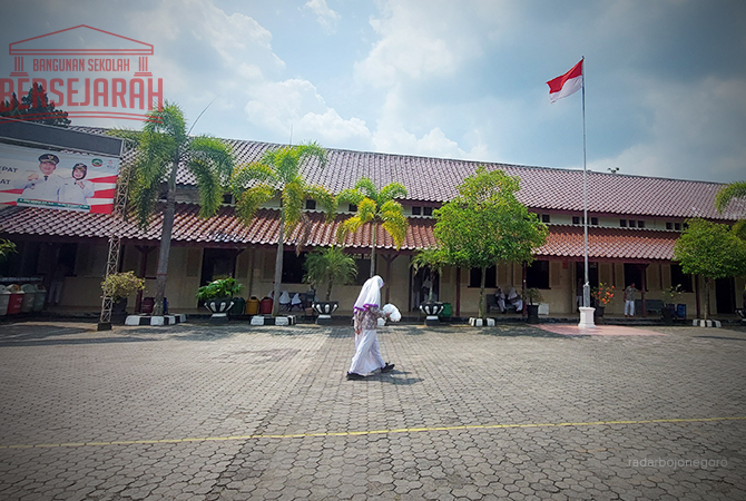 KHAS BANGUNAN LAWAS: Ruang kelas SMPN 1 Blora. Atap, pintu, dan jendela yang besar. (Lukman Hakim/RDR.BLora)