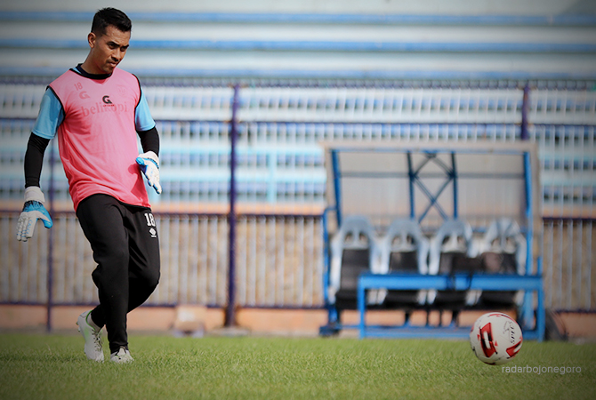 BERHARAP LEBIH BAIK: Penjaga gawang Persela Imam Arief Fadillah berusaha memperbaiki komunikasinya dengan pemain lini belakang. (ANJAR DWI PRADIPTA/RDR.LMG)