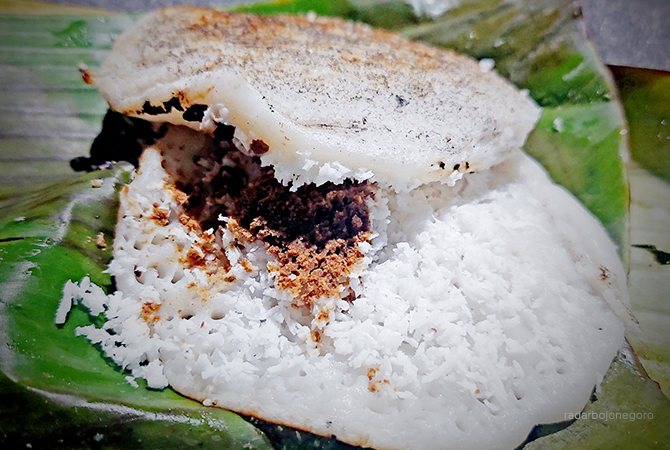 ADA TOPPING: Serabi menjadi lebih enak adanya parutan kelapa dan bubuk kedali disangrai. (Lukman Hakim/RDR.Blora)