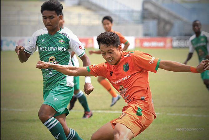 TALENTA LOKAL: Ifan Efendi kala berseragam Persibo musim lalu bisa cetak tiga gol. Pemain jebolan PSP Purwosari ini kembali direkrut Persibo. (M. IRVAN RAMADHAN/RDR.BJN)