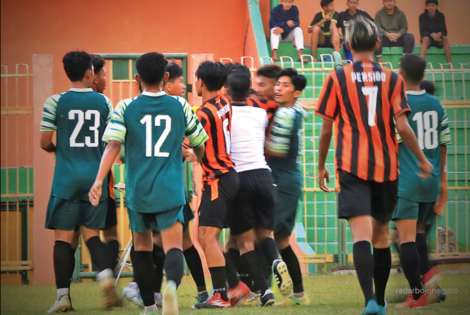 BANYAK CATATAN: Wasit melerai kericuhan antara pemain Persibo dengan Grestara FC. Laga uji coba berlangsung di SLS kemarin sore ini berakhir seri 1-1. (YUAN EDO/RDR.BJN)