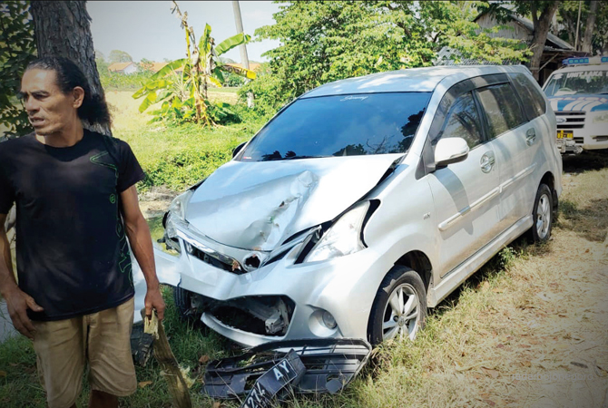 RUSAK BAGIAN DEPAN: Mobil yang kondisinya rusak setelah menabrak becak dan menghantam pohon di jalan raya poros Desa Windu, Kecamatan Karangbingun kemarin pagi. (M. GAMAL A/RDR.LMG)