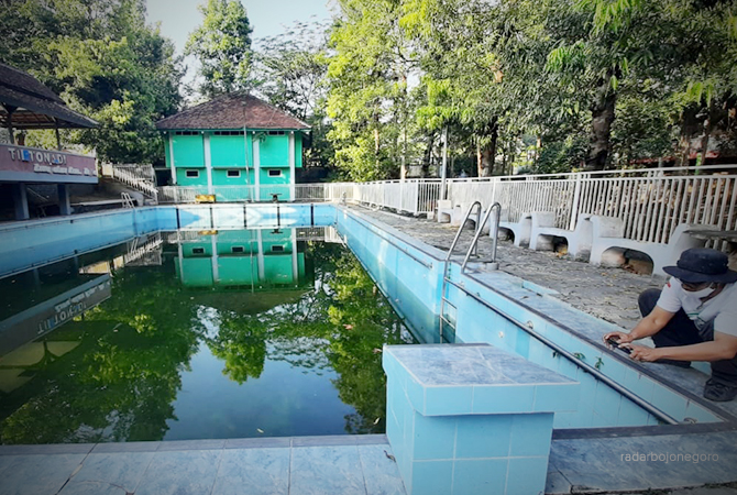 BUTUH PERHATIAN: Taman Tirtonadi kondisinya mengenaskan, butuh sentuhan pemkab untuk perawatan. Kondisi terakhir tersisa dua ekor rusa. (Lukman Hakim/RDR.Blora)