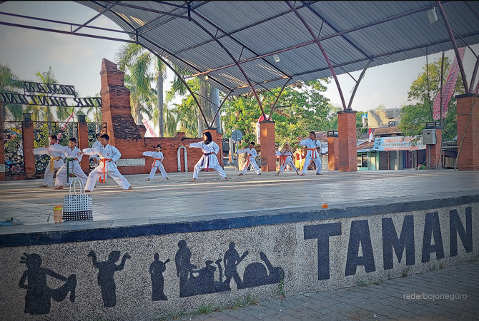 LATIHAN BARENG: Anak-anak berlatih karate di Taman Tuk Buntung kemarin sore. (Lukman Hakim/RDR.Blora)