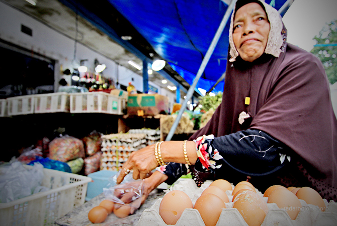 BELUM STABIL: Harga telur yang fluktuatif diperkirakan karena kenaikan harga pakan, minimnya pasokan dari peternak, dan tingginya permintaan di pasaran. (ANJAR DWI PRADIPTA/RDR.LMG)