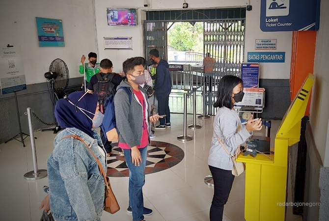 PROTOKOL KESEHATAN: Penumpang di Stasiun Cepu. Pemerintah kembali memperketat prokes dengan syarat vaksin booster. (LUKMAN HAKIM/RDR.BLORA)