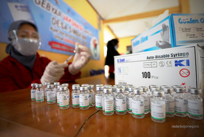 CEGAH COVID: Vaksin saat ditata petugas kesehatan. Vaksinasi booster kedua masih menyasar nakes. (Dokumentasi RDR.BJN)
