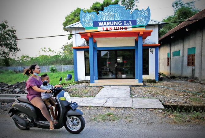 SEPI: Warung LA yang ada di Desa Tanjung, Lamongan.  (ANJAR DWI P/RDR.LMG)