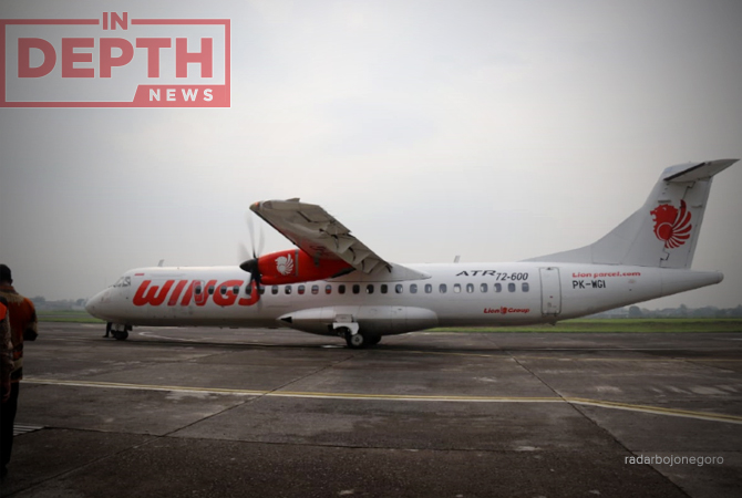 JALUR UDARA: Pesawat Wings Air mendarat di Bandara Ngloram, Jumat (5/5) lalu. Penerbangan kembali aktif menuju Bandara Pondok Cabe Tangerang. (Lukamn Hakim/RDR.Blora)