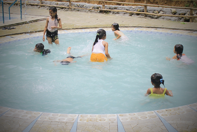 BANYAK PENGUNJUNG: Potret Wisata Air Panas Brumbun, Paciran yang ramai pengunjung. (ANJAR DWI PRADIPTA/RDR.LMG)