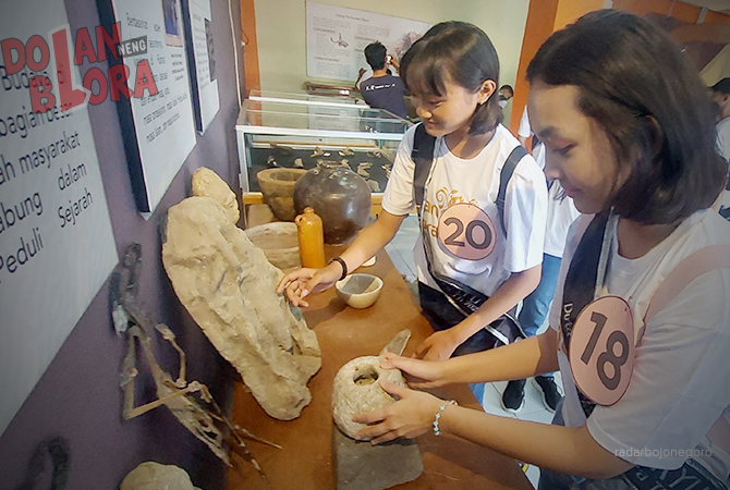 MUSEUM: Fosil gajah purba menjadi koleksi Rumah Artefak Blora. Bangunan di selatan Alun-Alun Blora ini menyimpan 306 benda purbakala yang menjadi aset wisata edukasi. Blora menyimpan peradaban masa lampau. (LUKMAN HAKIM/RDR.BLora)