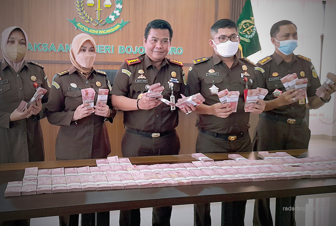 UANG NEGARA: Kajari Badrut Tamam bersama para jaksa menunjukkan pengembalian uang negara dari terpidana mantan Bupati Santoso. Jumlahnya Rp 957,5 juta. (Bhags Dani Purwoko/RDR.BJN)