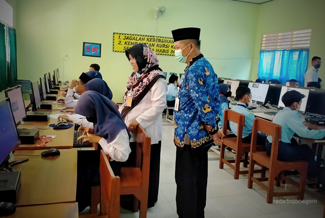JALANI ASESMEN: Para siswa SMP menjalani ANBK kemarin (19/9). Pelaksanaan ANBK ini ada yang berlangsung hingga tiga sesi. (M. IRVAN RAMADHAN/RDR.BJN)