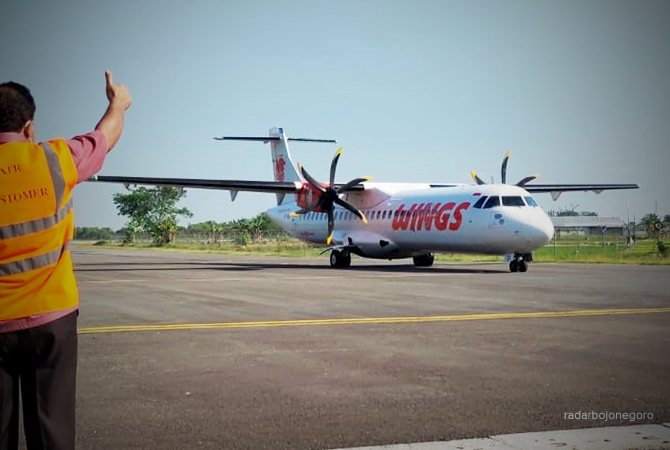 JALUR UDARA: Pesawat Wings Air saat mendarat di Bandara Ngloram, 5 Agustus lalu. (Dokumentasi RDR.BLORA)