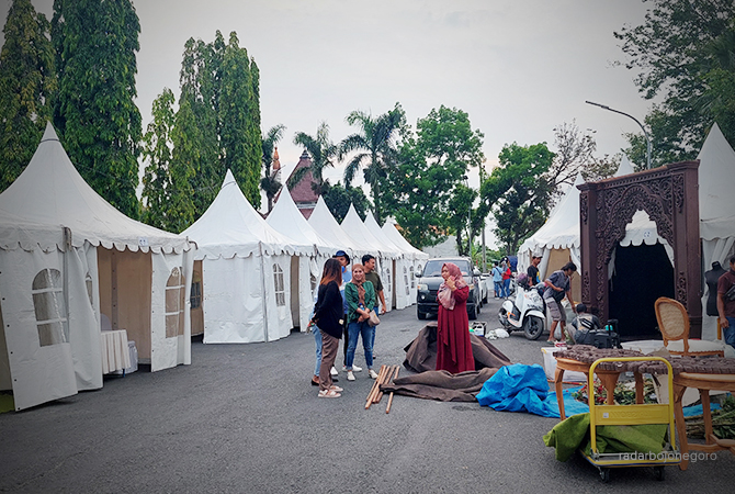 UNJUK KARYA: Stan-stan untuk agenda BFW sudah berdiri dan beberapa diisi perajin batik. (Lukman Hakim/RDR.Blora)
