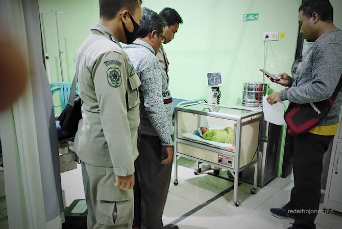 JELITA: Bayi dibawa ke puskesmas untuk mendapatkan perawatan secepatnya. Bayi ditemukan di halaman rumah warga Desa Sumberarum. (Istimewa For RDR.BJN)