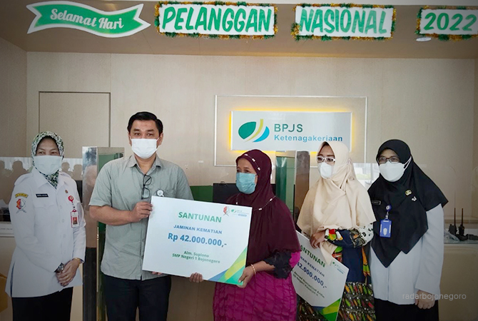 SANTUNAN: Penyerah santunan tersebut diserahkan Sekretaris Daerah Kabupaten Bojonegoro Dra Nurul Azizah MM dengan didampingi Kepala BPJamsostek Bojonegoro, Iman M. Amin, di Ruang Pelayanan BPJS Ketenagakerjaan Cabang Bojonegoro pada Rabu (14/9). (Istimewa