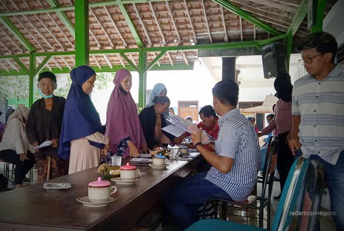 BANTUAN SOSIAL: Proses penyaluran BLT BBM di Desa Gempolrejo, Kecamatan Tunjungan kepada para KPM. (Lukman Hakim/RDR.BLORA)