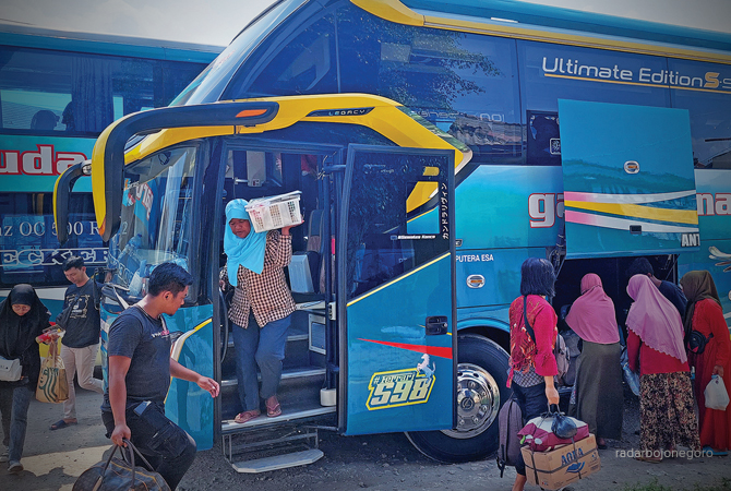 IMBAS BBM NAIK: Penumpang menata barang bawaan di bus Terminal Cepu, Blora, kemarin. Rerata agen travel sudah naikkan tarif. (LUKMAN HAKIM/RDR.BLORA)