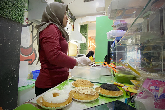 BISNIS: Aktivitas produsen donat di salah satu swalayan. Produsen roti dan kue mengeluh harga bahan baku mahal. (NABIL SORAYA/RDR.BJN)