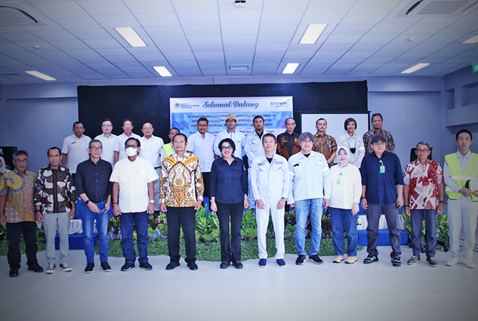 JAGA LINGKUNGAN: Dirjen PSLB 3 Kementrian Lingkungan Hidup Rosa Vivien Ratnawati (tengah) berfoto bersama Managing Director Takanobu Tachikawa dan Presiden Direktur PPLI Yoshiaki Chida, Bupati Lamongan Yuhronur Efendi, dan jajarannya Jumat (16/9). (Istime