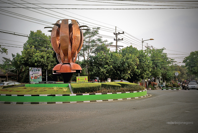 KAWASAN RAMAI: Bundaran Jetak ini menjadi titik temu kendaraan menuju ke kawasan kota dari barat dan selatan. Tahun depan akan dibangun flyover antisipasi kemacetan. (M. ARIF YANTO/RDR.BJN)