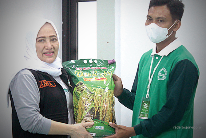 DUKUNG PENUH: Bupati Bojonegoro memberikan bantuan benih padi pada petani dalam acara Fun Farmers’s Day. (Istimewa For RDR.BJN)