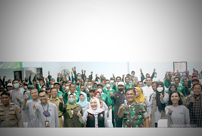 APRESIASI: Bupati bersama forkopimda dan peserta Fun Farmer’s Day di GOR Dolokgede, Kecamatan Tambakrejo. Bu Anna bangga dengan modifikasi dan inovasi yang dilakukan petani di Bojonegoro. (Istimewa For RDR.BJN)