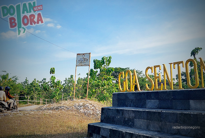 WISATA ALAM: Pintu masuk Gua Sentono diberikan tulisan. Gua di Desa Mendenrejo ini masih alami. Pengunjung semakin ramai ketika akhir pekan. (LUKMAN HAKIM/RDR.BLORA)
