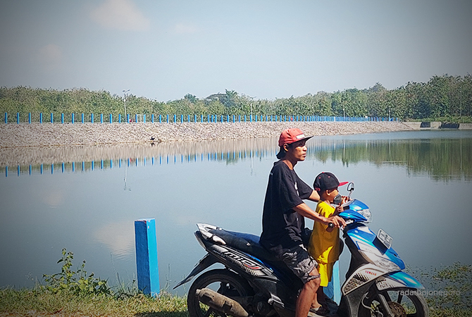 PASOKAN AIR: Petani di di bawah areal irigasi Waduk Tempuran menanam padi. (LUKMAN HAKIM/RDR.BLORA)