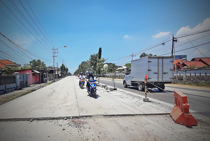 BELUM DIBUKA: Pengerjaan lajur utara jalan nasional di Desa Rejosari, Kecamatan Deket sudah selesai. (M. GAMAL A/RDR.LMG)