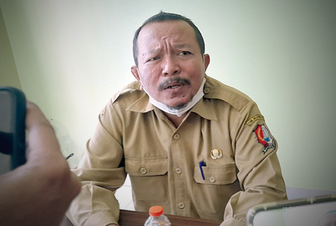 PULBAKET: Kades Tanggungan Abdul Ghofur menjelaskan saat ditemui awak media di kantor kejari kemarin. (Bhagas Dani Purwoko/RDR.BJN)