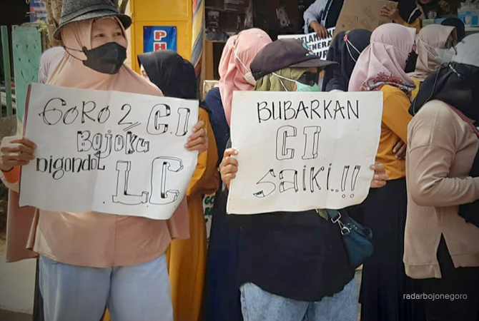 BERMULA RESAH: Ibu-ibu membawa poster tulisan meminta tempat karaoke ditutup di Kecamatan Todanan. (Lukman Hakim/RDR.Blora)