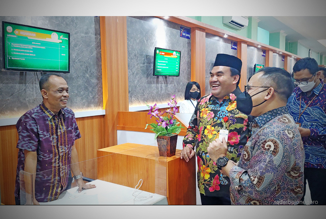 SURVEI MPP: Menteri PAN-RB Azwar Anas didampingi Bupati Blora Arief Rohman survey MPP Blora kemarin. (Lukman Hakim/RDR.Blora)