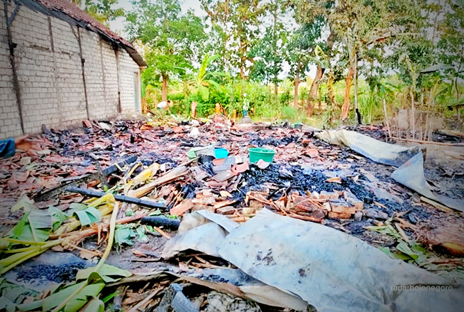 TINGGAL PUING: Rumah milik Mulyoto, 55, warga Desa Gendongkulon, Kecamatan Babat tak ada lagi karena ludes terbakar. (M. GAMAL A/RDR.LMG)