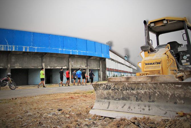 DIRATAKAN: Lahan BMX di sekitar Stadion Surajaya Lamongan dibongkar, yang nantinya rencana dibangun lintasan road race di sana. (ANJAR DWI PRADIPTA/RDR.LMG)