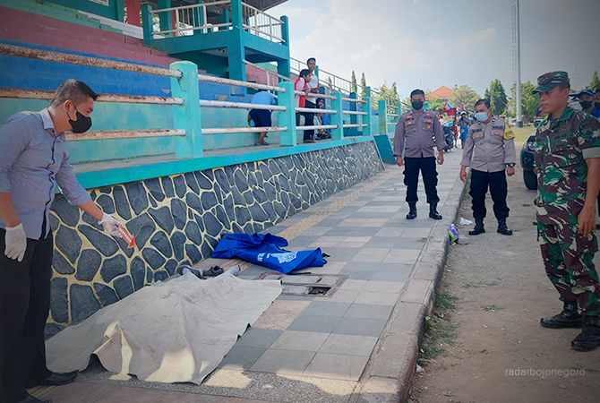 CEK TKP: Korban meninggal di Lapangan Krodosono dievakuasi petugas kepolisian dibawa ke RSUD Dr. Soejitno Blora. (Lukman Hakim/RDR.Blora)