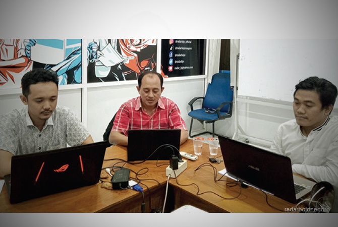 PERSIAPAN TEKNIS: Syahyangka Ardian (kiri) memimpin TM Turnamen Mobile Legend Piala Maboro Merdeka di ruang Rapat Jawa Pos Radar Bojonegoro kemarin (23/9). (M. Irvan Ramadhon/RDR.BJN)