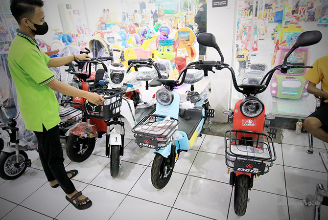 LARIS: Sejak kenaikan harga BBM, penjualan sepeda listrik di sejumlah toko meningkat drastis. (ANJAR DWI PRADIPTA/RDR.LMG)