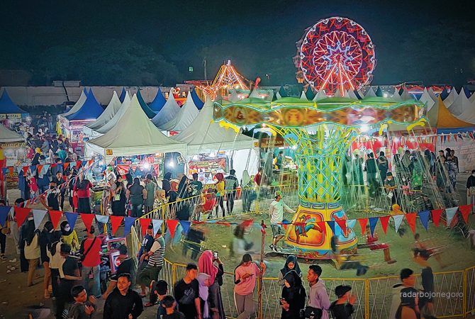 PAJAK HIBURAN: Pasar Malam di Cepu dan kini berlangsung di Blora kota. Pasar malam ini sumbang pendapatan. (Lukman Hakim/RDR.Blora)