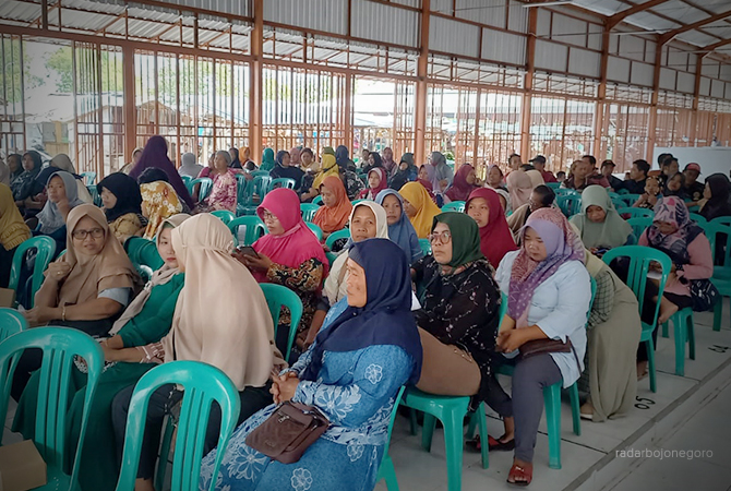 PENJELASAN: Pedagang terdata menempati kios diberikan arahan penempatan Blok D Pasar Sido Makmur. (Lukman Hakim/RDR.BLORA)