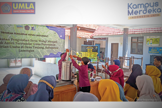 PROGRAM KEMITRAAN MASYARAKAT : Dosen UMLA memberikan pelatihan kepada  ibu-ibu PKK Desa Tanjung dalam pengolahan serai wangi menjadi minyak wangi yang bernilai jual. (Istimewa For RDR.LMG)