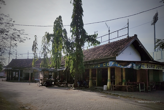 BAKAL DIBONGKAR: Lapak PKL di depan Stadion Surajaya Lamongan. Mereka bakal direlokasi. (ANJAR DWI PRADIPTA/RDR.LMG)