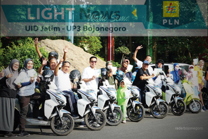 MOTOR LISTRIK: Para peserta konvoi kendaraan listrik dari PLN UP3 Bojonegoro. Konvoi keliling kota dan singgah di alun-alun serta kantor ULP. Motor listrik ini ramah lingkungan. (Istimewa For RDR.BJN)