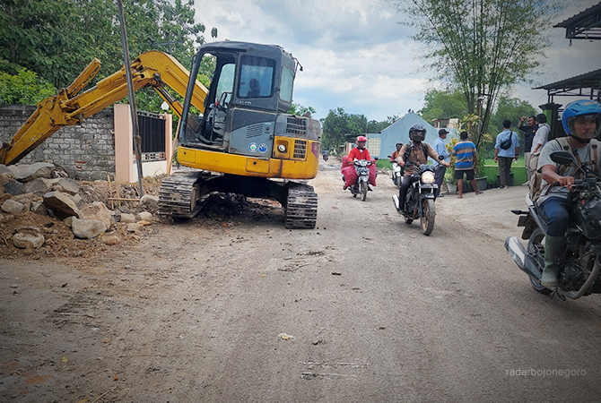 INFRASTRUKTUR: Pengendara melintas di sepanjang jalan Desa Ngloram yang dalam proses pembangunan. (LUKMAN HAKIM/RDR.BLORA)